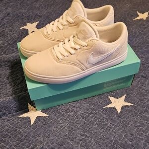 Nike Low-Top Canvas Sneakers in Light Cream Size 7Y/8.5W